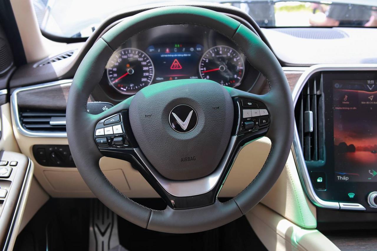VinFast Lux A2.0 giá từ 990 triệu - 'tân binh' sedan tại Việt Nam